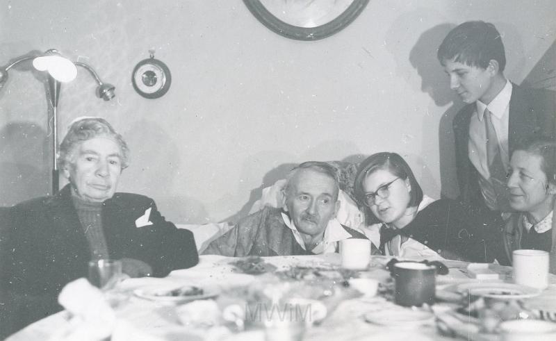 KKE 3799.jpg - Od lewej: Grabarczyk; Jan(1909), Teresa(1950), Jan(1949), Halina Stefanowicz, Wigilia, 1966 r.